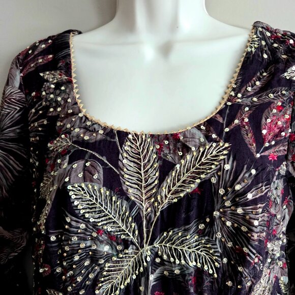 Embroidered silk East Indian kurta with floral design. - Picture 3 of 10